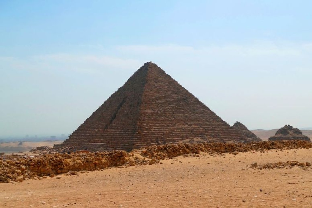 menkaure great pyramids egypt 