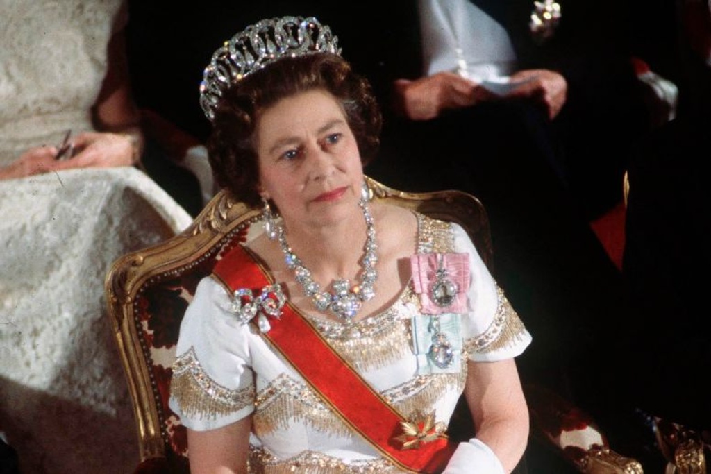 queen elizabeth II tiara