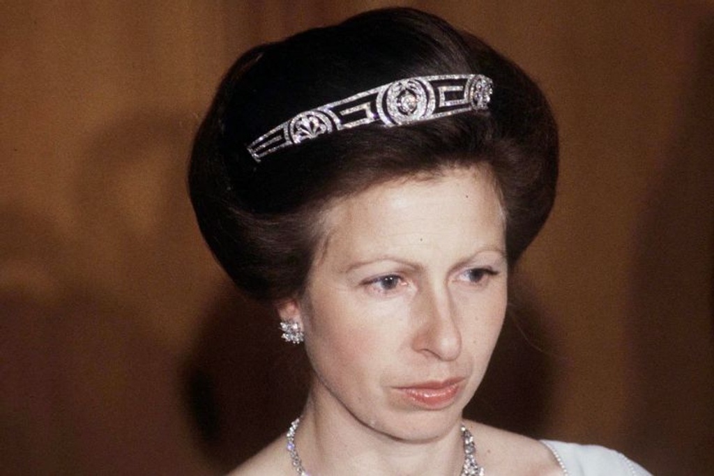 royal weddings tiara price