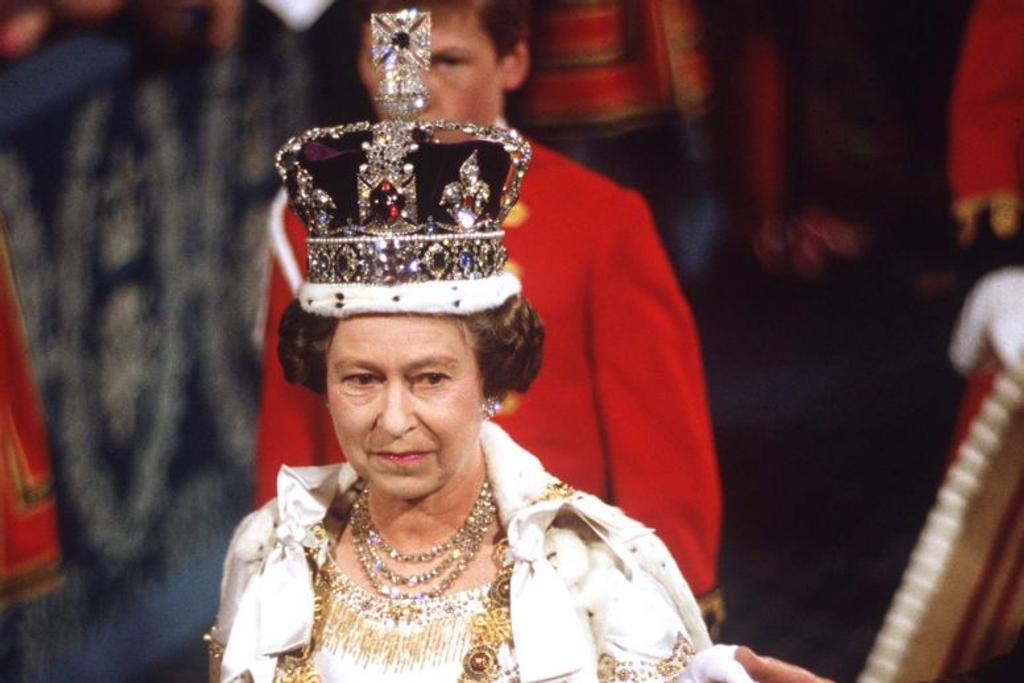 queen elizabeth wedding crown