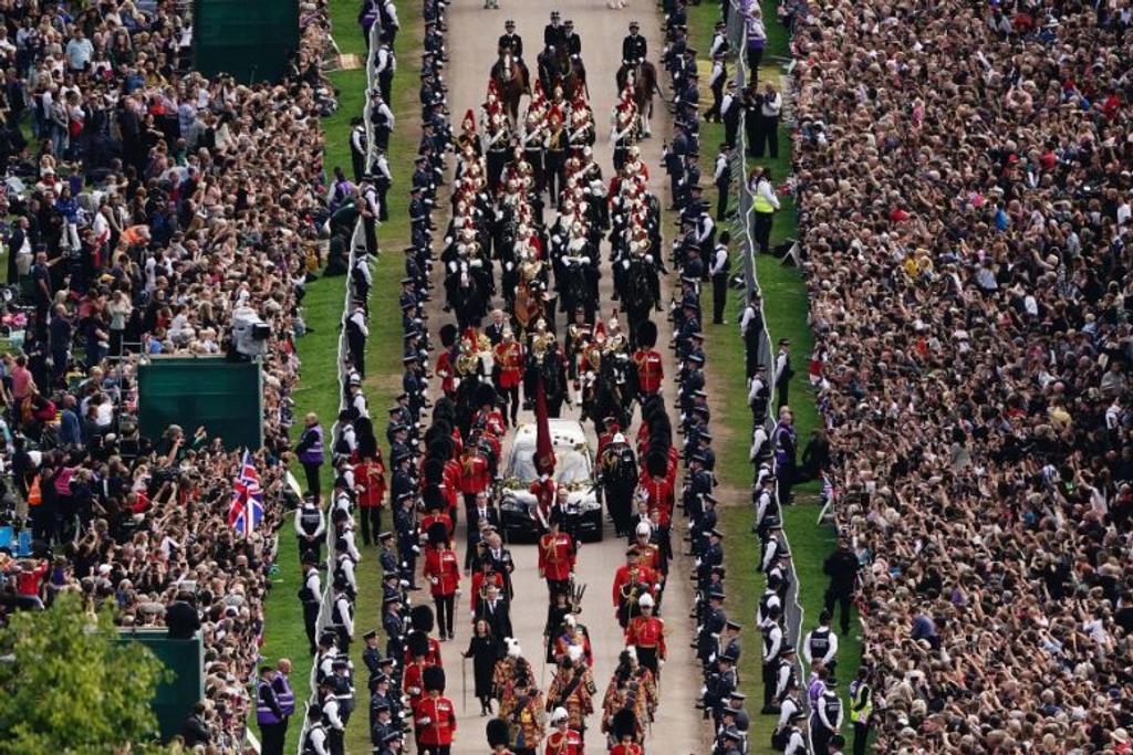queen elizabeth funeral crowds